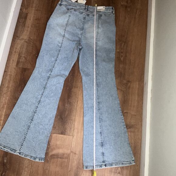 Retro High Rise Flare Leg Jeans Light Wash Denim Stretch- SIZE 14 - Picture 3 of 11